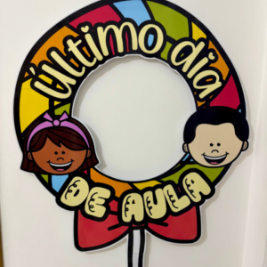 Decoração para Bambolê tema “Último Dia de Aula”.